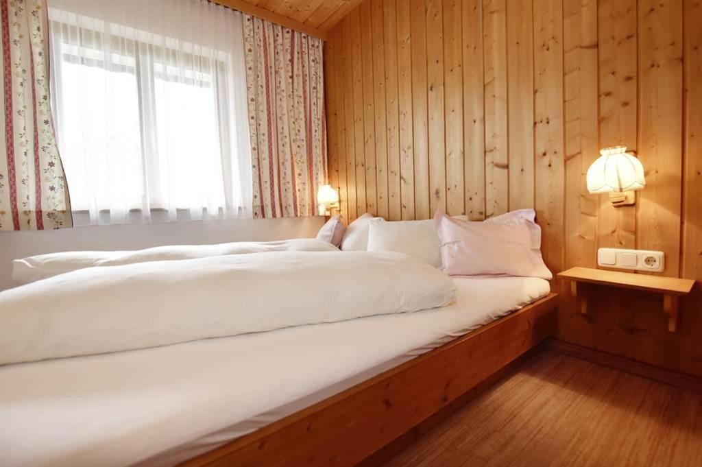 Berghof Gundalatsch Bed & Breakfast Gaschurn Exterior photo
