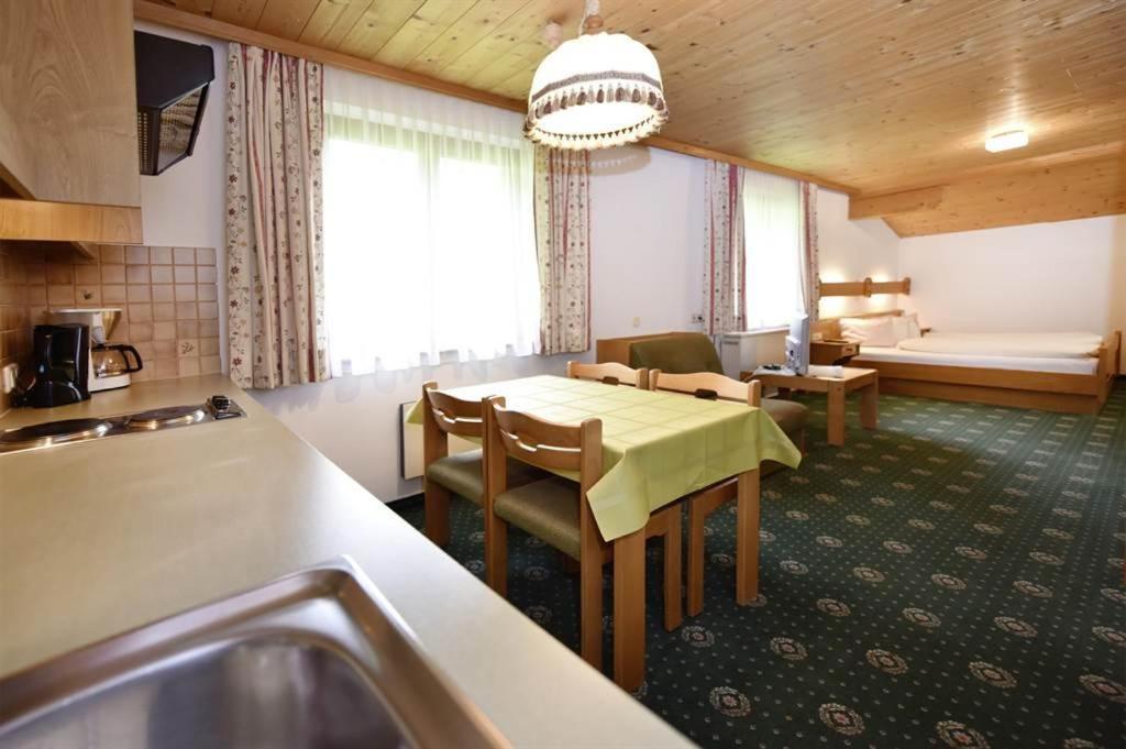Berghof Gundalatsch Bed & Breakfast Gaschurn Exterior photo