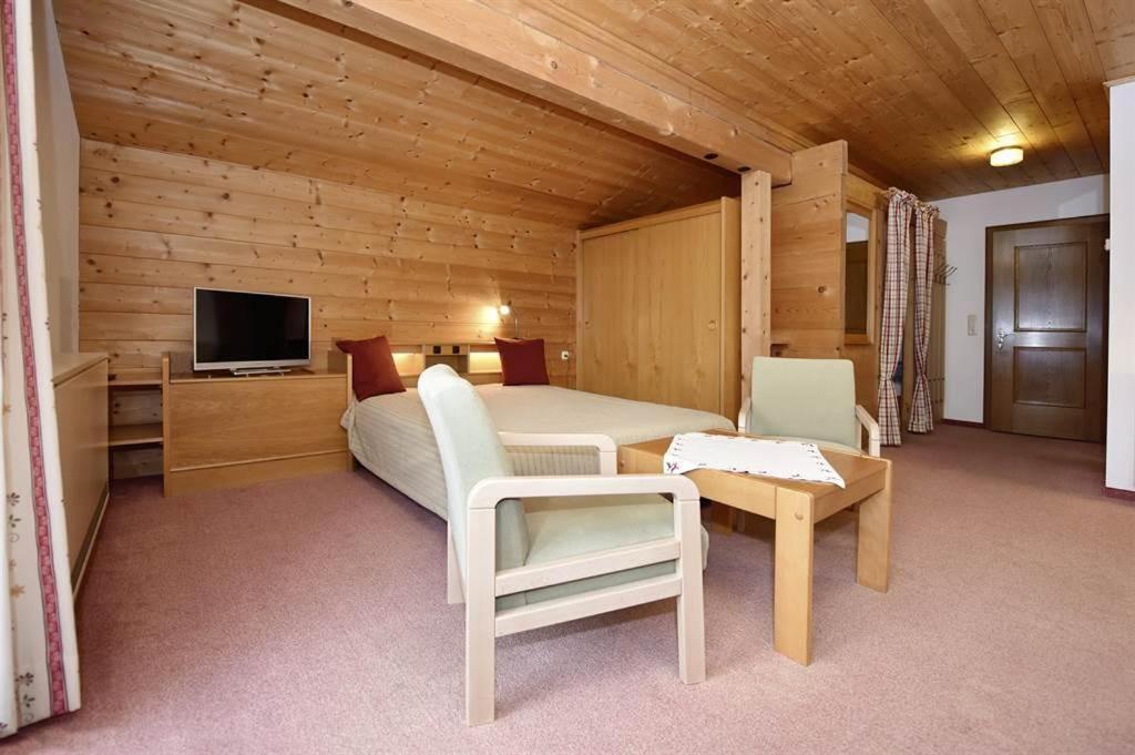 Berghof Gundalatsch Bed & Breakfast Gaschurn Exterior photo