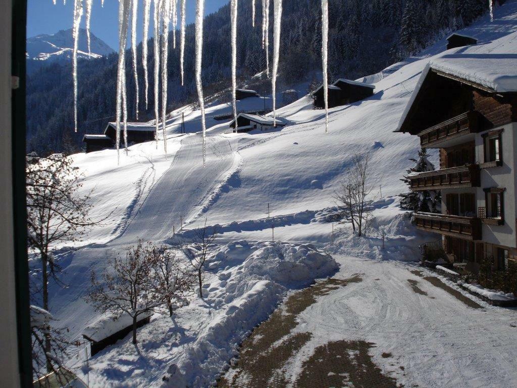 Berghof Gundalatsch Bed & Breakfast Gaschurn Exterior photo