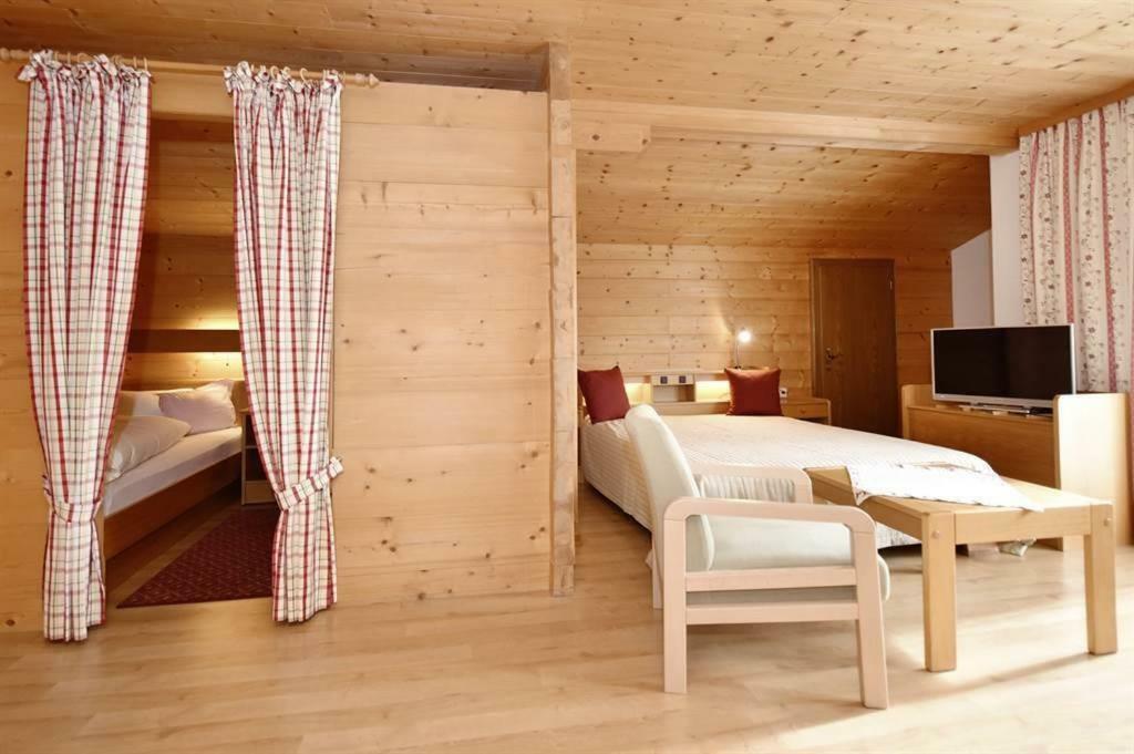 Berghof Gundalatsch Bed & Breakfast Gaschurn Exterior photo